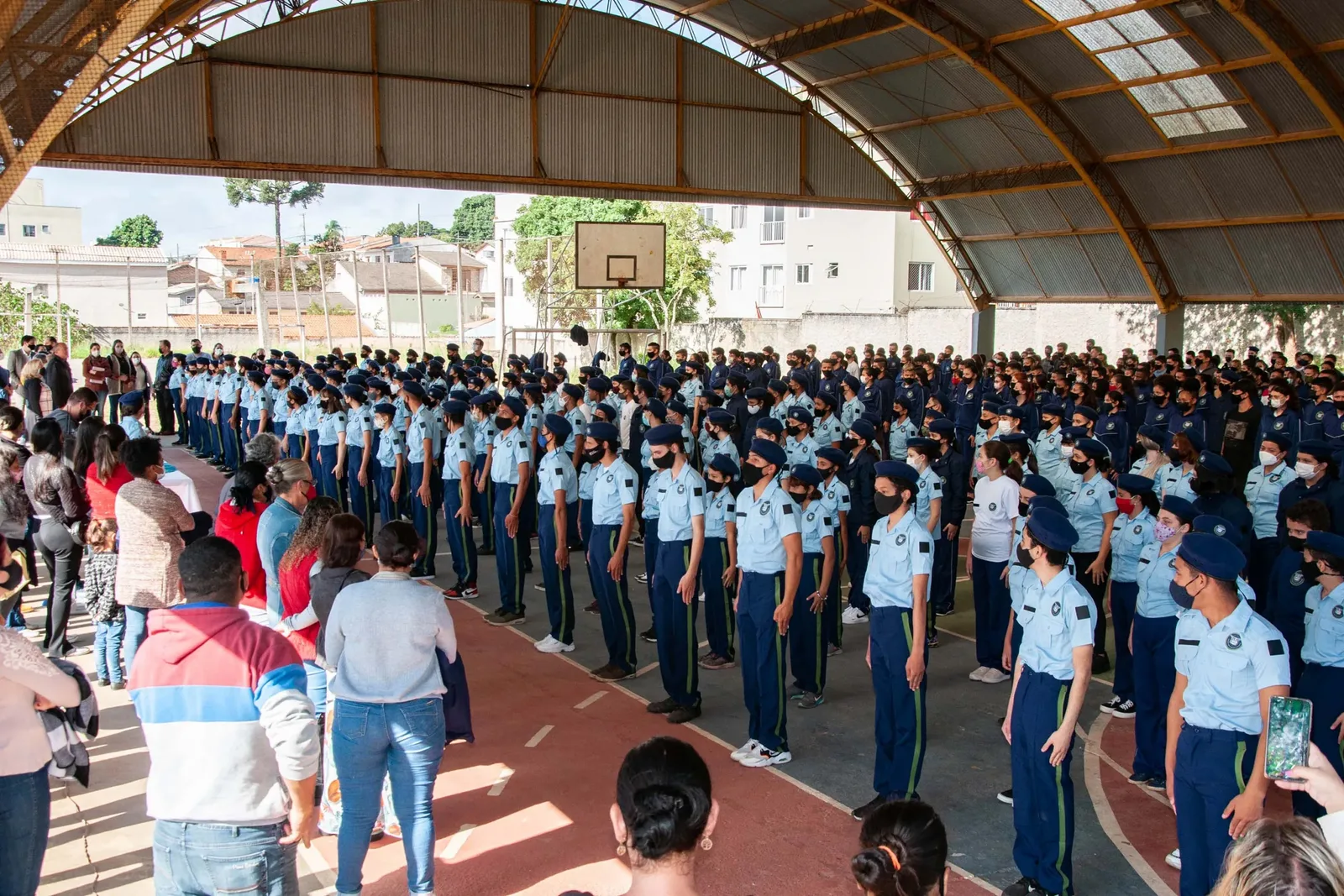 Professor questiona escolas cívico-militares e relaciona evasão à exclusão escolar
