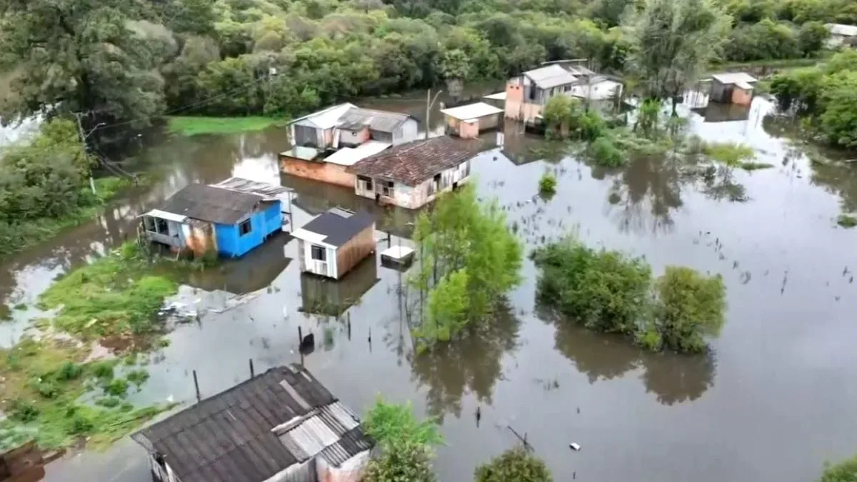 Rios sobem em Três Barras, e ciclone ameaça ampliar alagamentos em SC