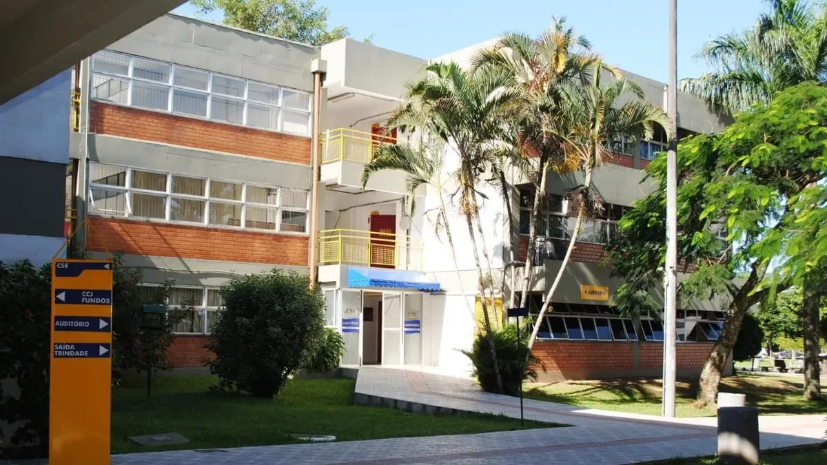 UFSC vai fornecer imagens de câmeras em investigação sobre pichação racista