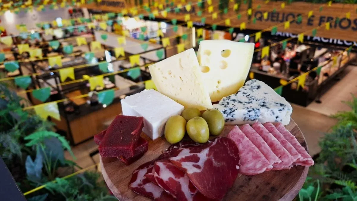 Mercadão de Coqueiros reúne produtos artesanais e lança queijo premiado em Florianópolis
