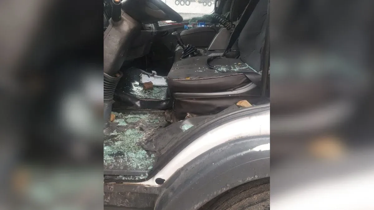 Rocha atinge caminhão na BR-280 e deixa motorista ferido em Corupá