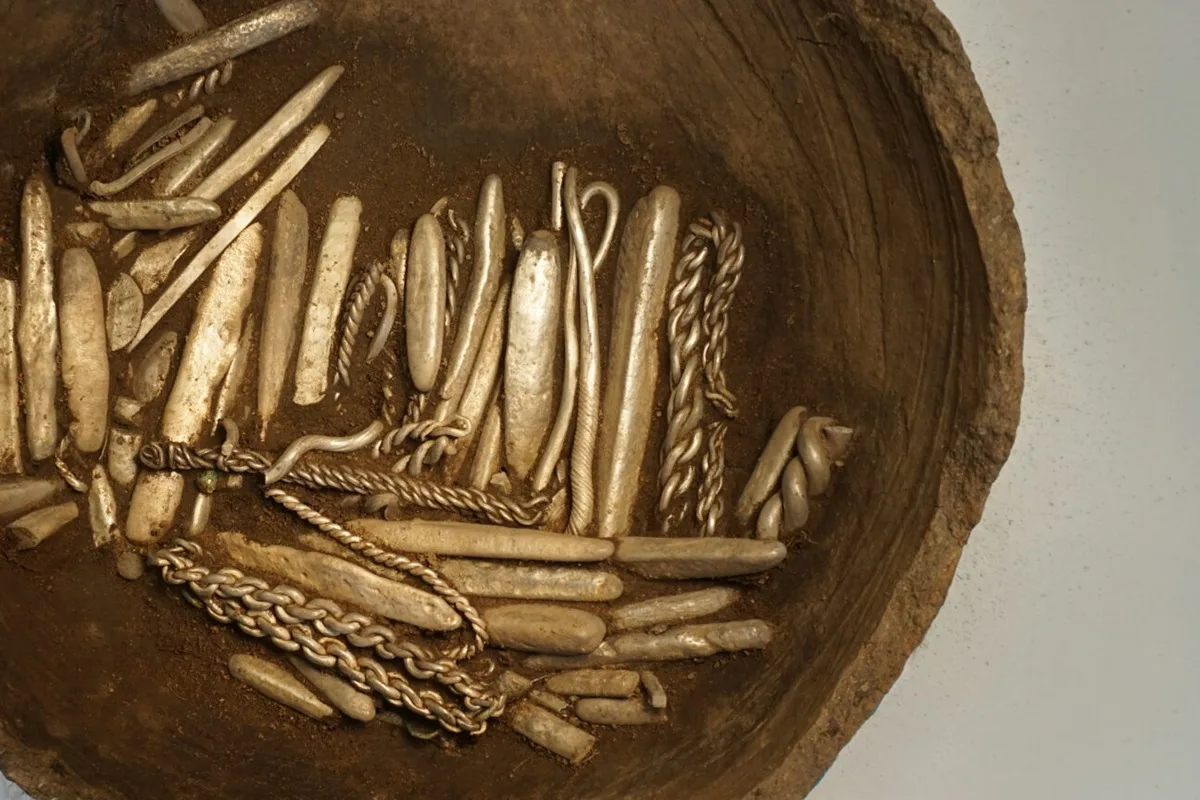 Achado em Rebild reúne moedas e barras ligadas a rotas da Era Viking