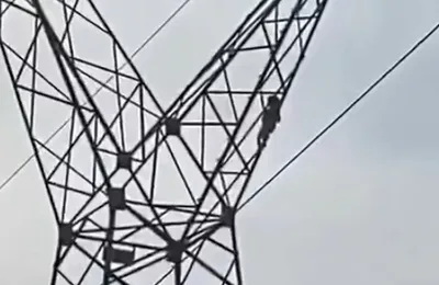 Criança fica presa no alto de torre e é retirada por bombeiro em Ariquemes