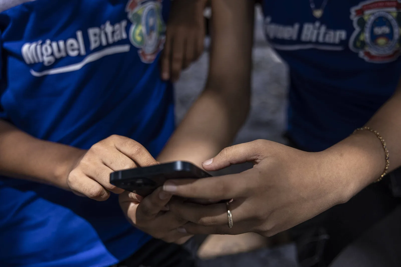 Uso de celular cai nas escolas, mas integração digital segue baixa no Brasil