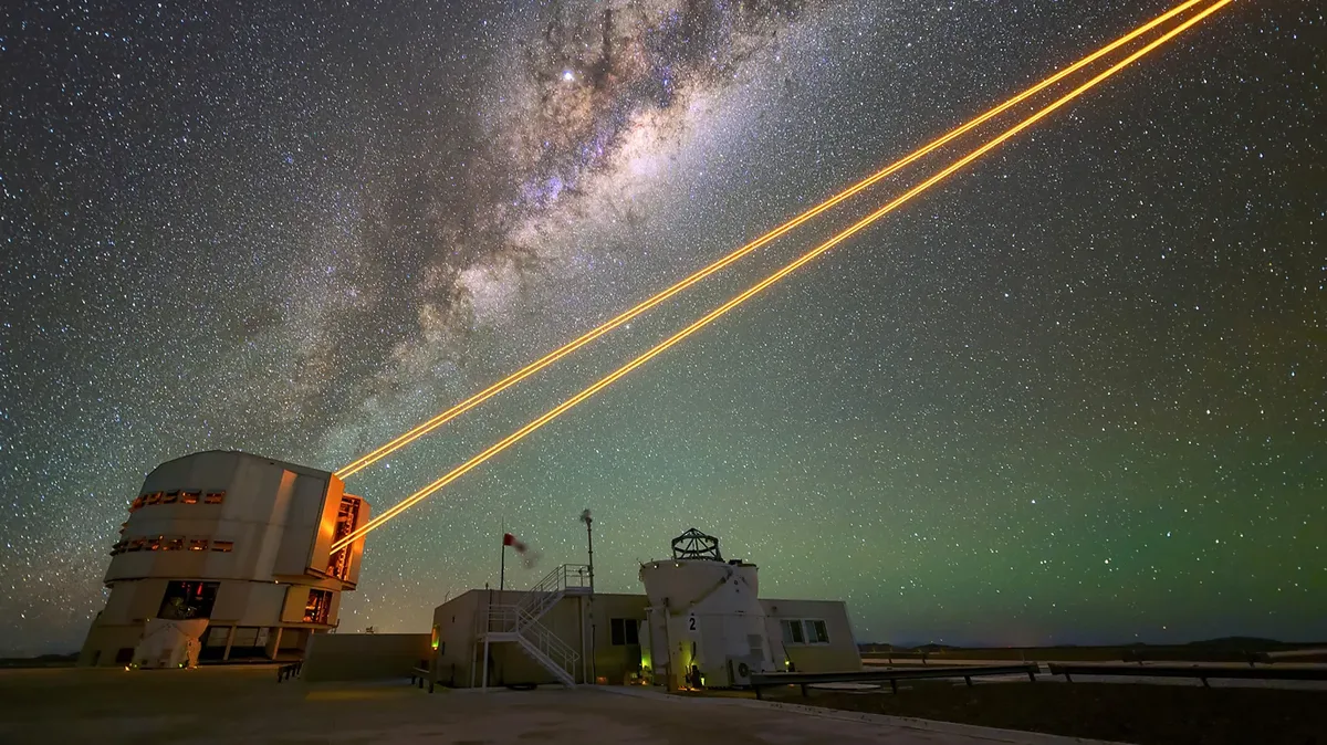 Lasers do VLT criam estrelas artificiais para corrigir efeitos da atmosfera