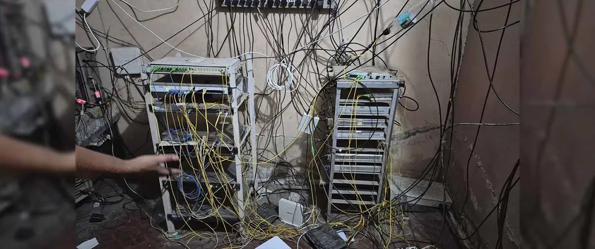 Emaranhado de cabos expõe improvisos em provedor local na Índia