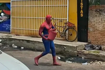 Dupla fantasiada de Homem-Aranha tenta conter incêndio em Teresina