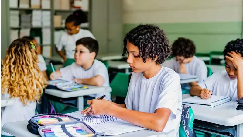 Pisa 2025: Brasil mantém desempenho, mas desigualdade limita aprendizagem