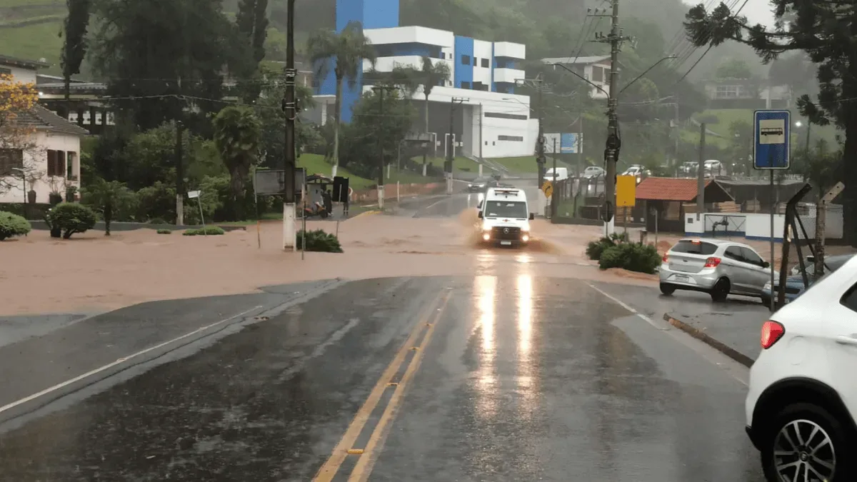 Joaçaba decreta emergência após rios transbordarem e causarem alagamentos
