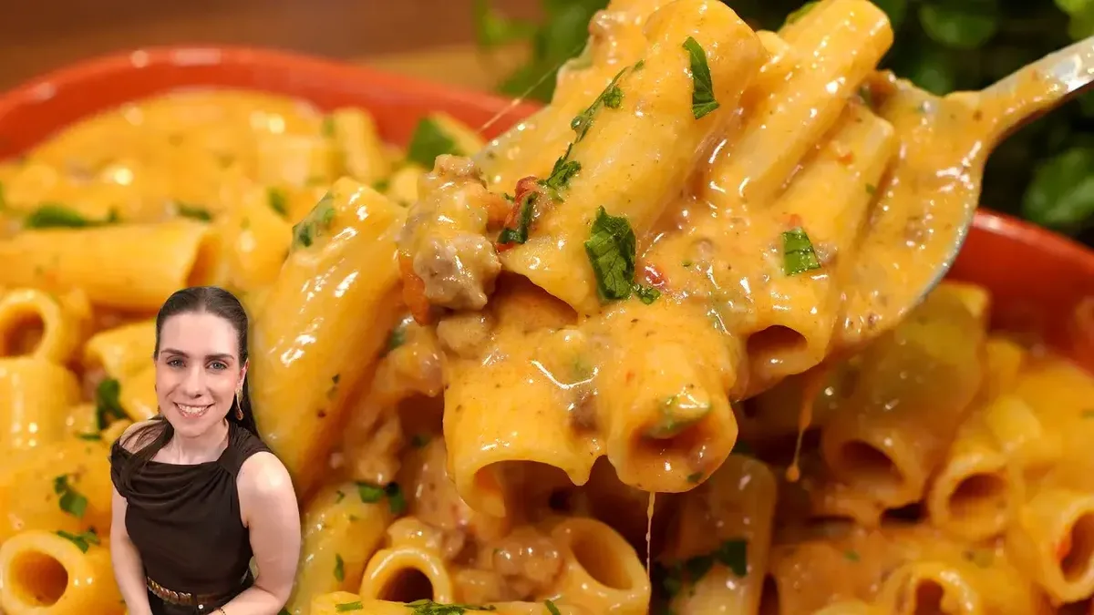 Receita de macarrão cremoso na pressão leva carne, queijo e poucos minutos
