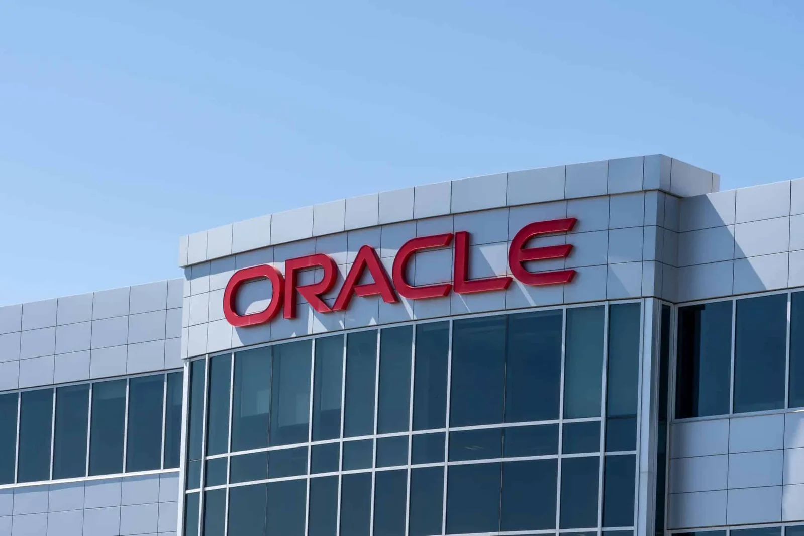 Contratos de IA levam Oracle a ampliar investimentos e reestruturação