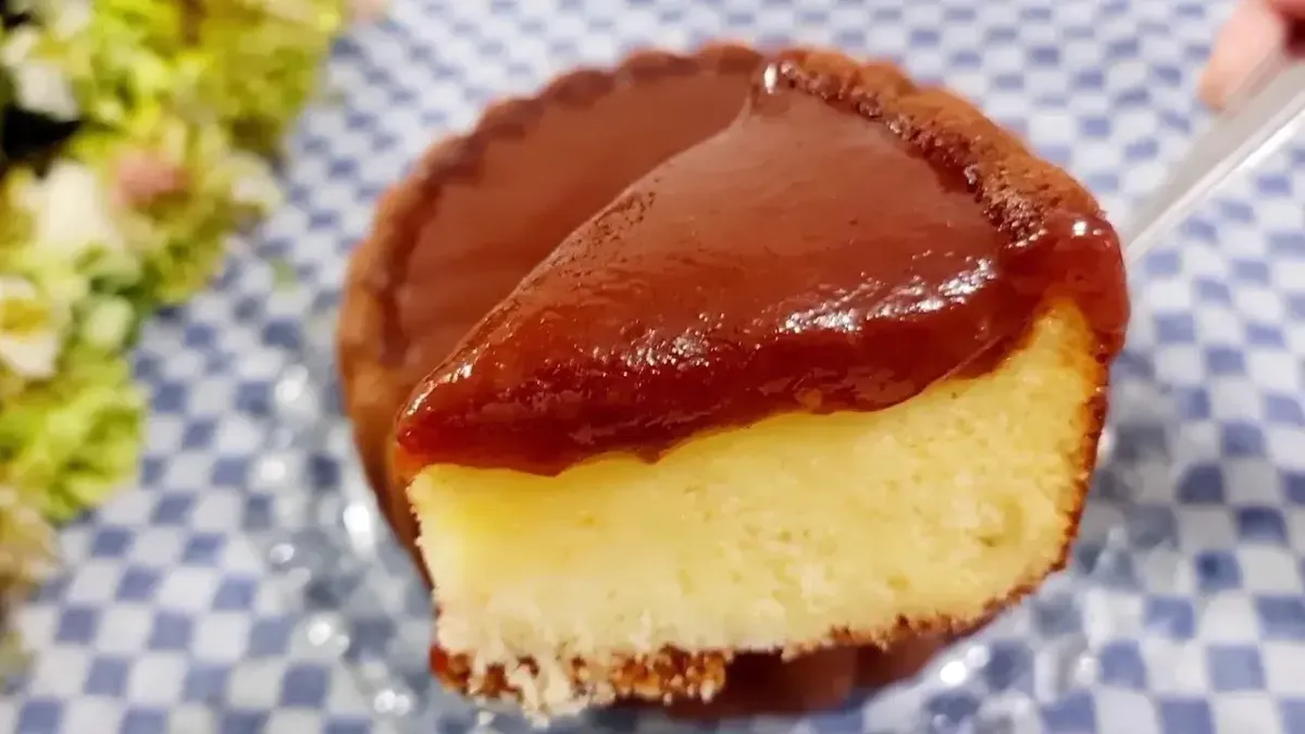 Bolo de fubá sem glúten combina massa de liquidificador e cobertura quente