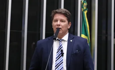 Dino impede Mario Frias de sair do Brasil em investigação sobre filme
