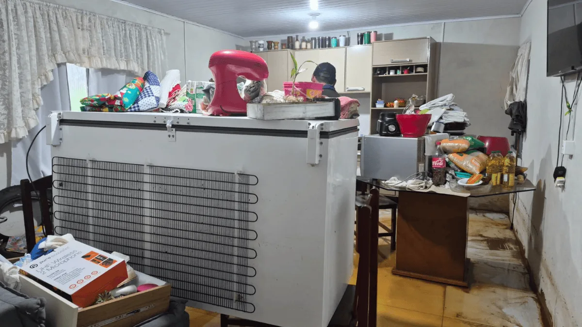 Enxurrada alaga nove casas e danifica pertences em Chapecó