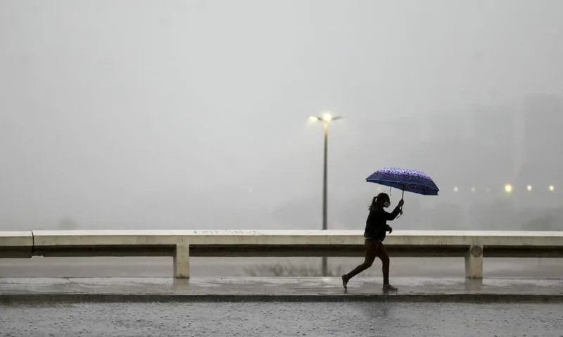 Inmet alerta para tempestades e chuva em quatro regiões nesta quarta e quinta