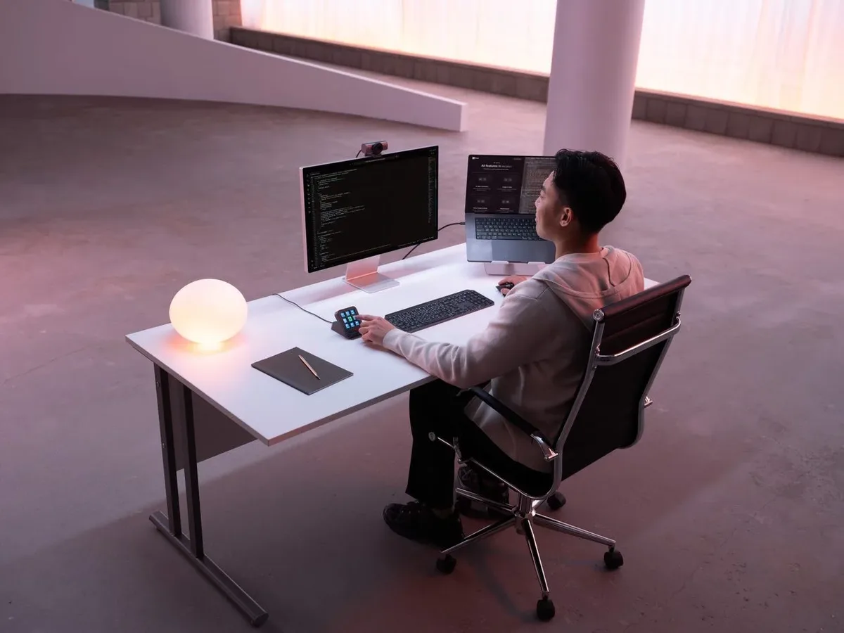 Logitech lança console com teclas personalizáveis para apps e IA