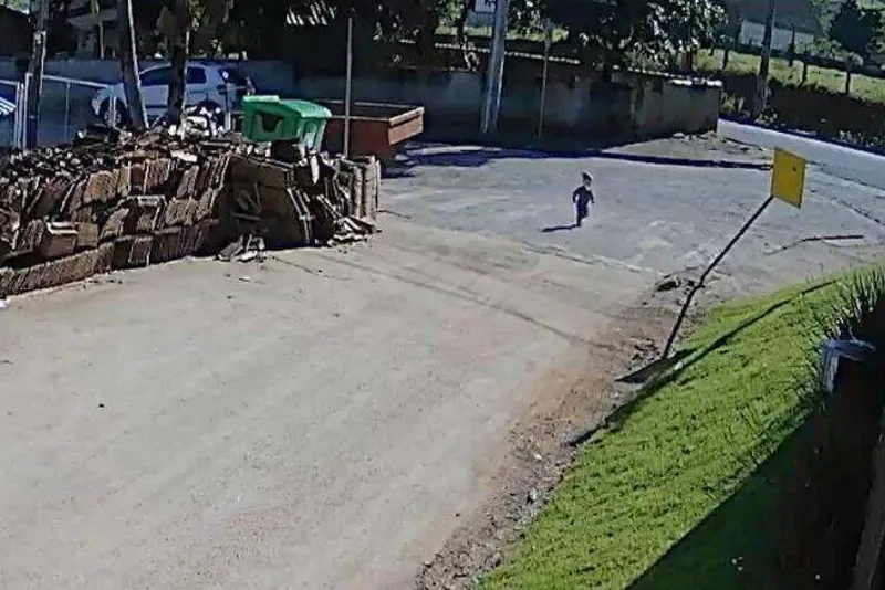 Bebê deixa creche e chega sozinho ao trabalho da mãe em Braço do Norte