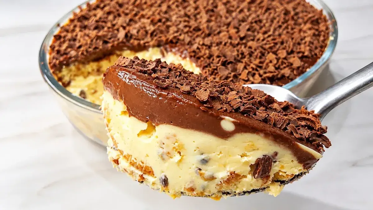 Pavê de maracujá ganha creme e cobertura de chocolate