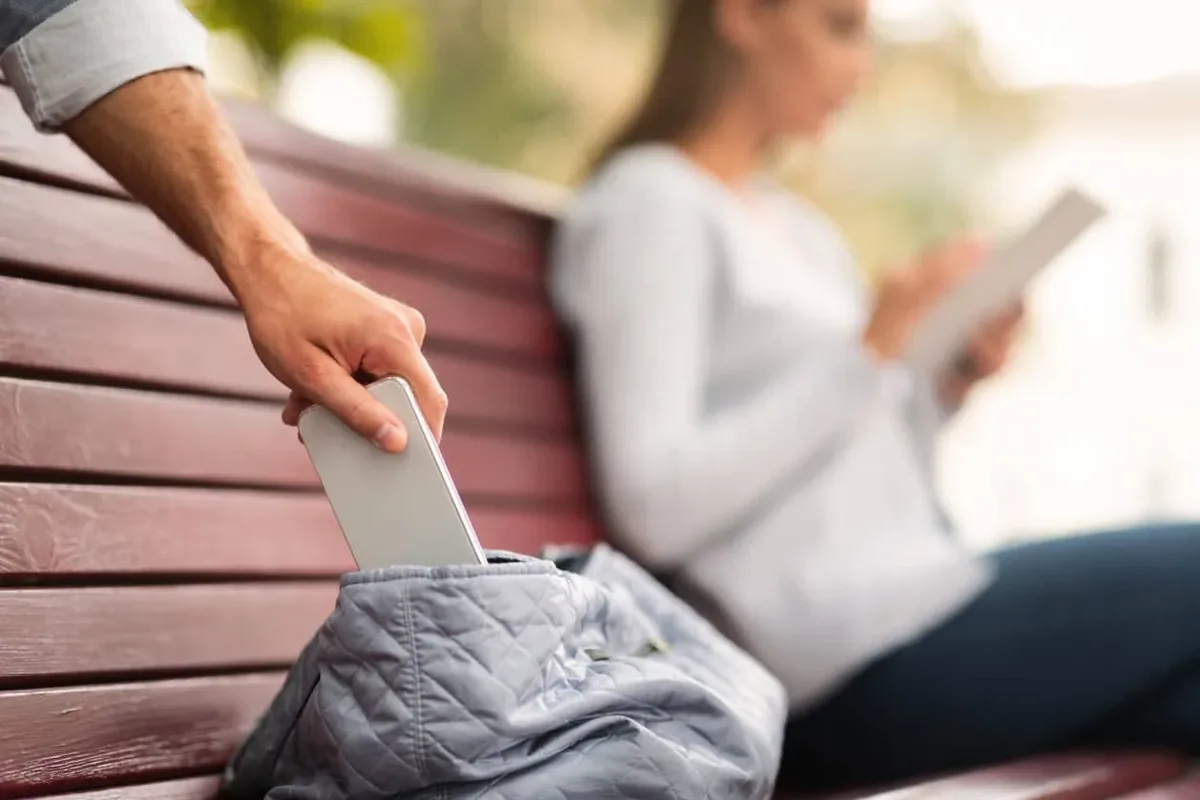 iOS 27.2 traz referências a bloqueio automático contra roubo de iPhone