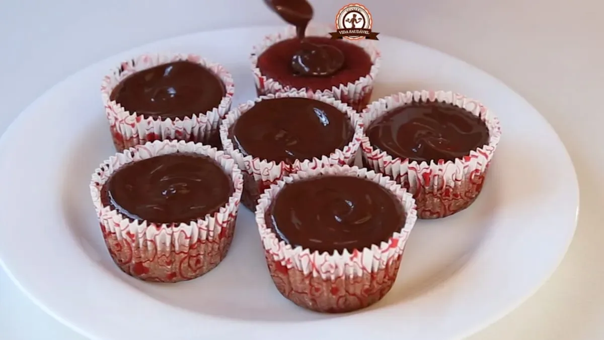 Receita leva beterraba, duas farinhas e chocolate derretido
