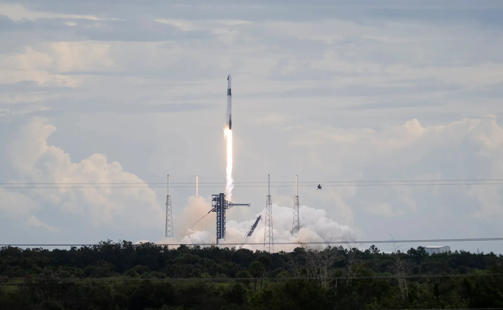Dragon bate recorde de chegada de nave dos EUA à estação espacial