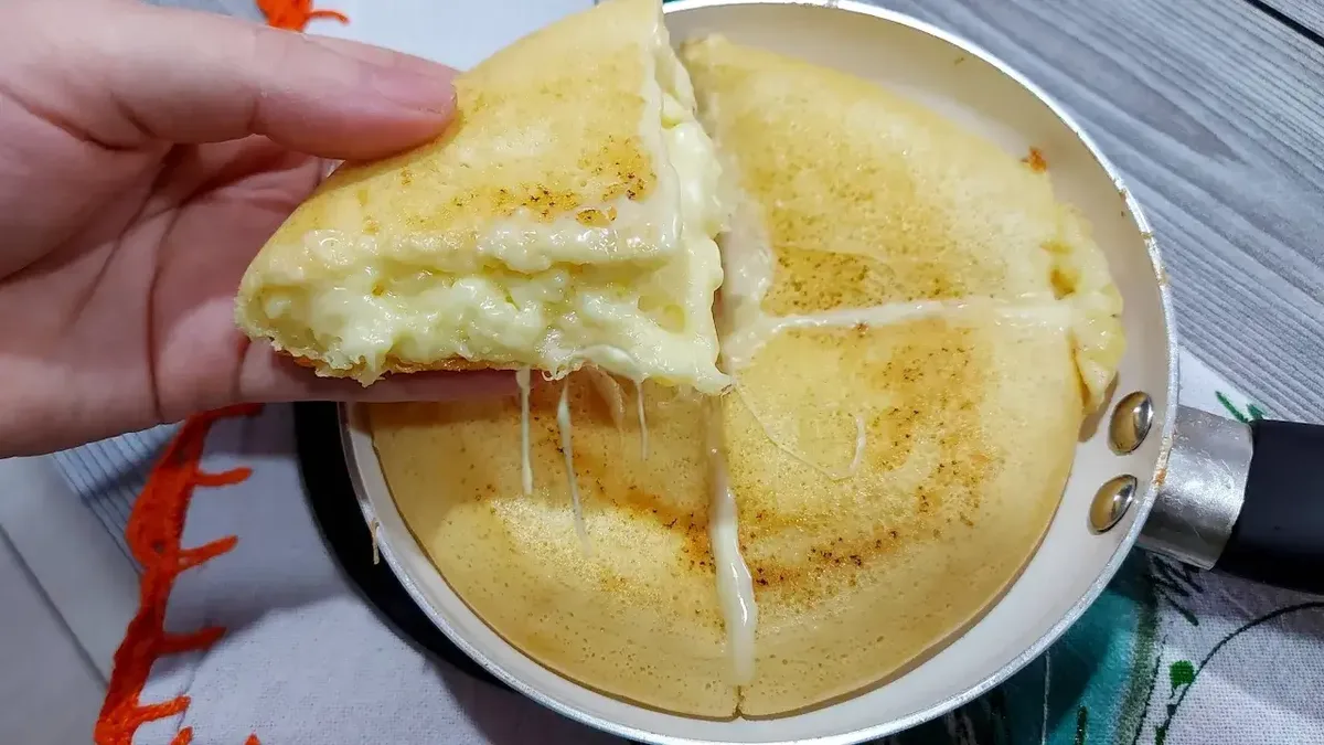 Receita de pão de queijo na frigideira leva recheio opcional de muçarela