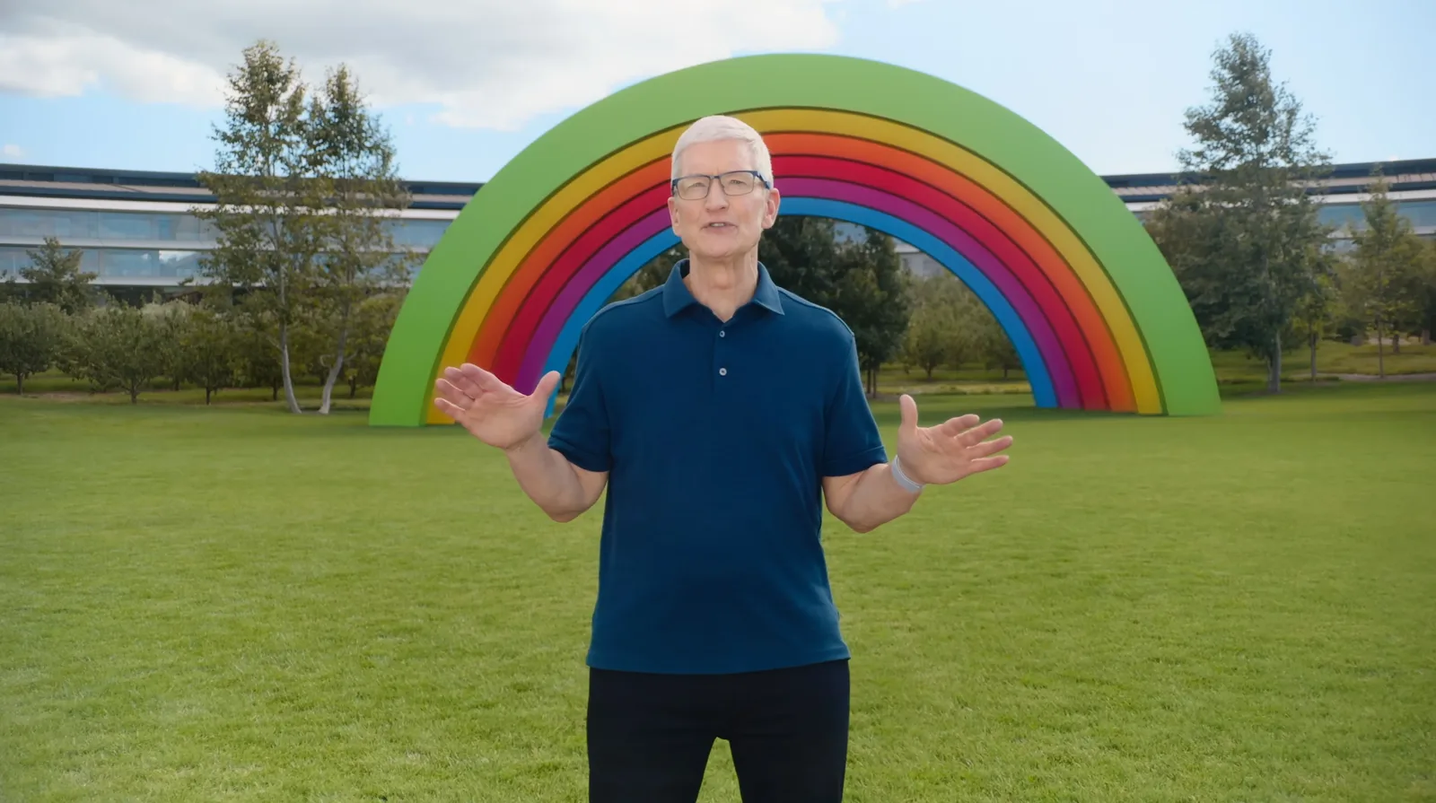 Saída de Tim Cook da chefia da Apple teria sido estratégia para fortalecer Ternus