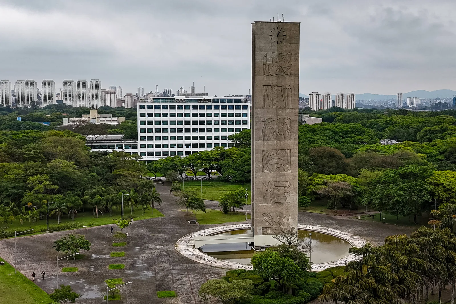Fuvest orienta candidatos e recebe inscrições durante feira da USP