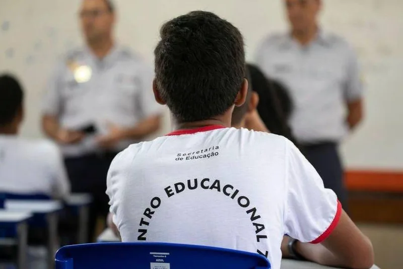 Pisa 2025: Brasil melhora em ciências, mas cai em leitura e matemática
