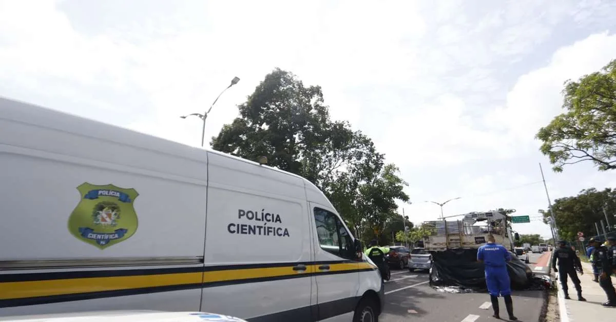 Pedestre morre após colisão com moto e caminhão em Belém