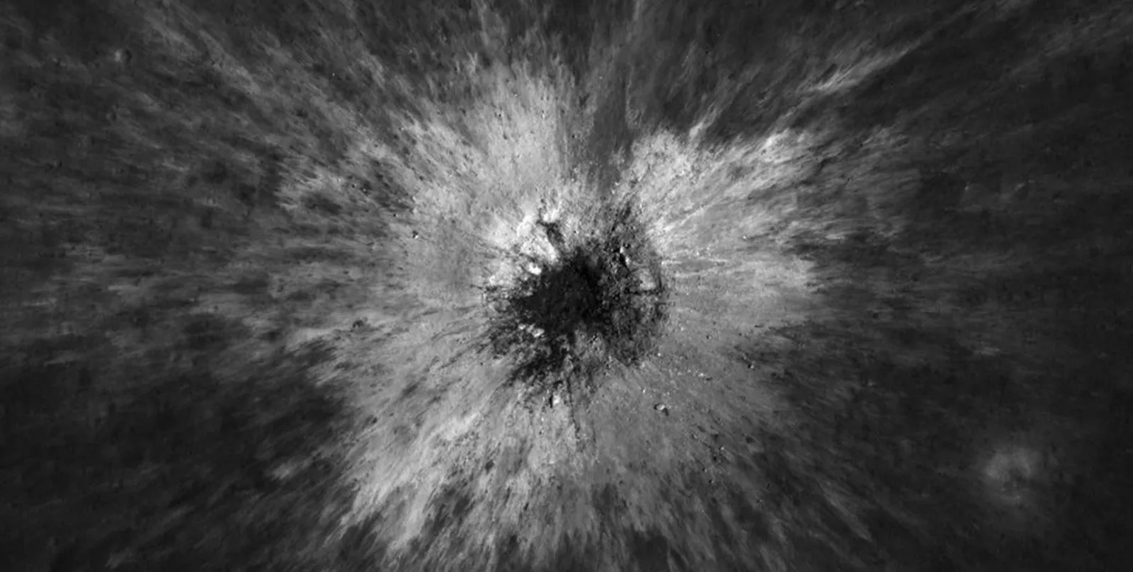 LRO identifica na Lua a maior cratera de impacto formada recentemente
