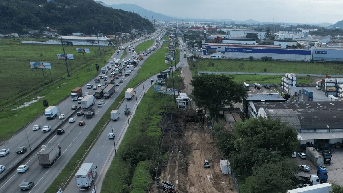 Obras de macrodrenagem alteram acesso da BR-101 em Itajaí