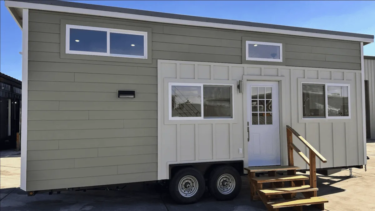 Magnolia combina mezanino, eletrodomésticos e transporte em uma tiny house