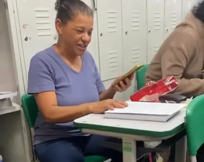 Estudante da EJA comemora nota 10 e pede foto da prova para enviar ao neto