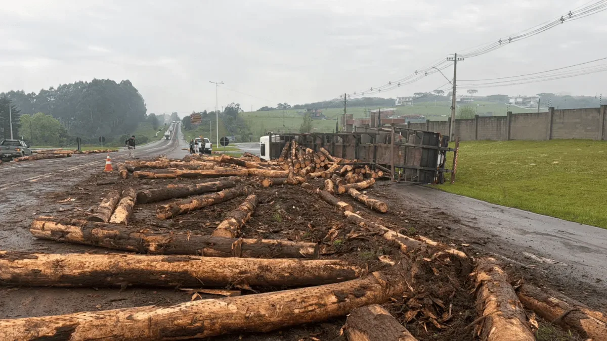 Motorista deixa local após tombamento de carga na BR-282, em Lages