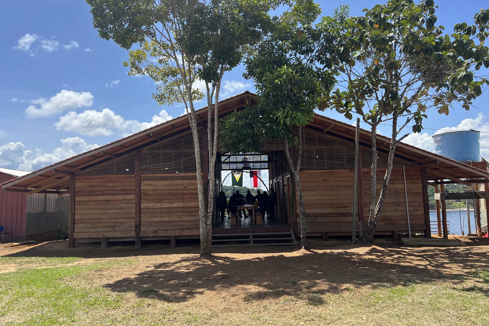 Projeto reforma 23 escolas ribeirinhas e instala banheiros no Amazonas