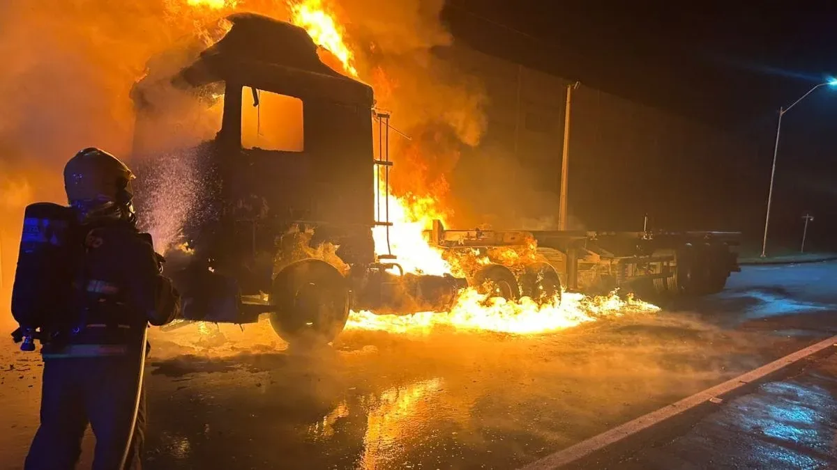 Explosões durante incêndio mobilizam bombeiros na BR-101, em Garuva