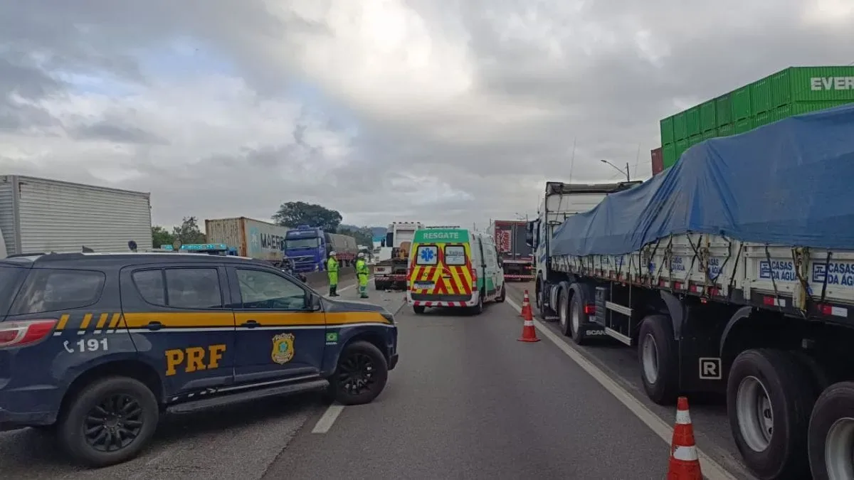 Homem morre após colisão entre moto e caminhão na BR-101, em Itajaí