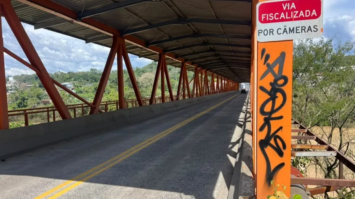 Pichações levam Prefeitura de Blumenau a refazer pintura da Ponte do Salto