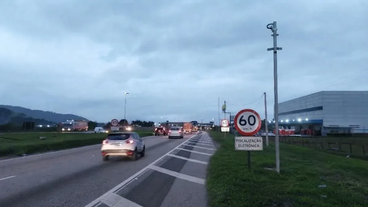Radar após pedágio em Porto Belo responde por 41,7% das multas da BR-101