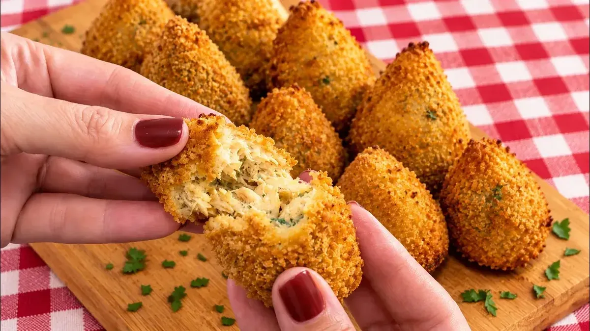 Coxinha de frango com requeijão firme dispensa massa de farinha