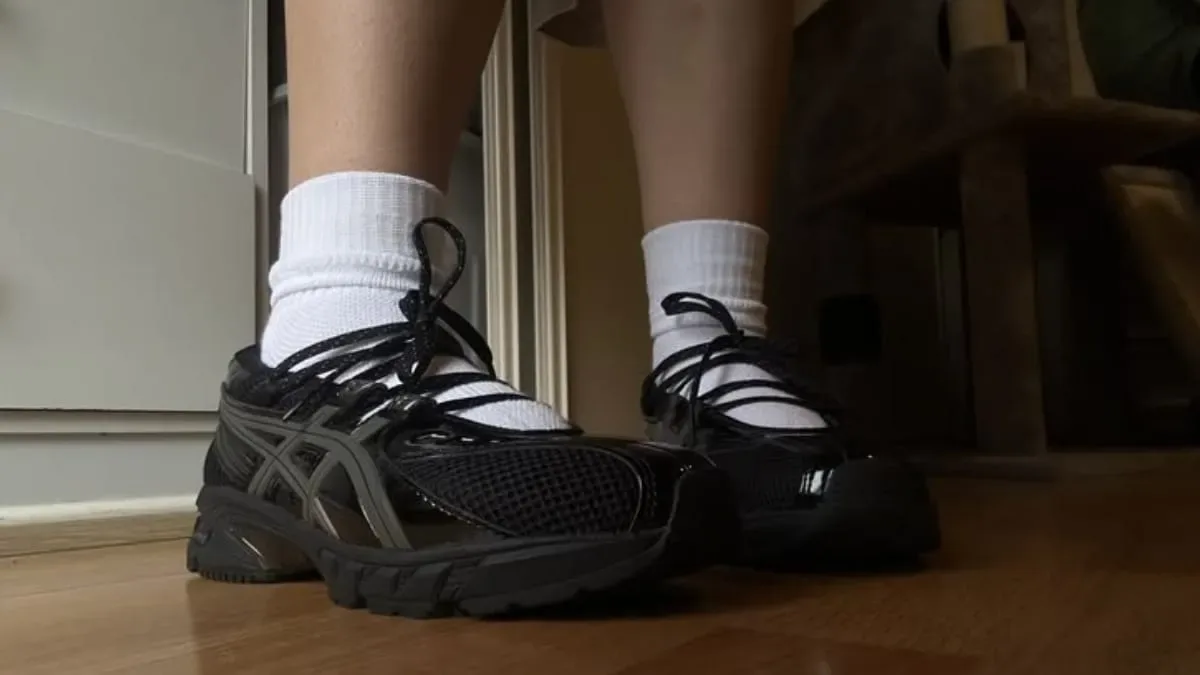 Modelo da ASICS mistura referências de corrida e sapatilha de balé