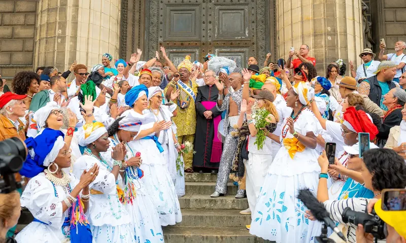 Lavagem de Madeleine muda de endereço e mantém cortejo pelas ruas de Paris