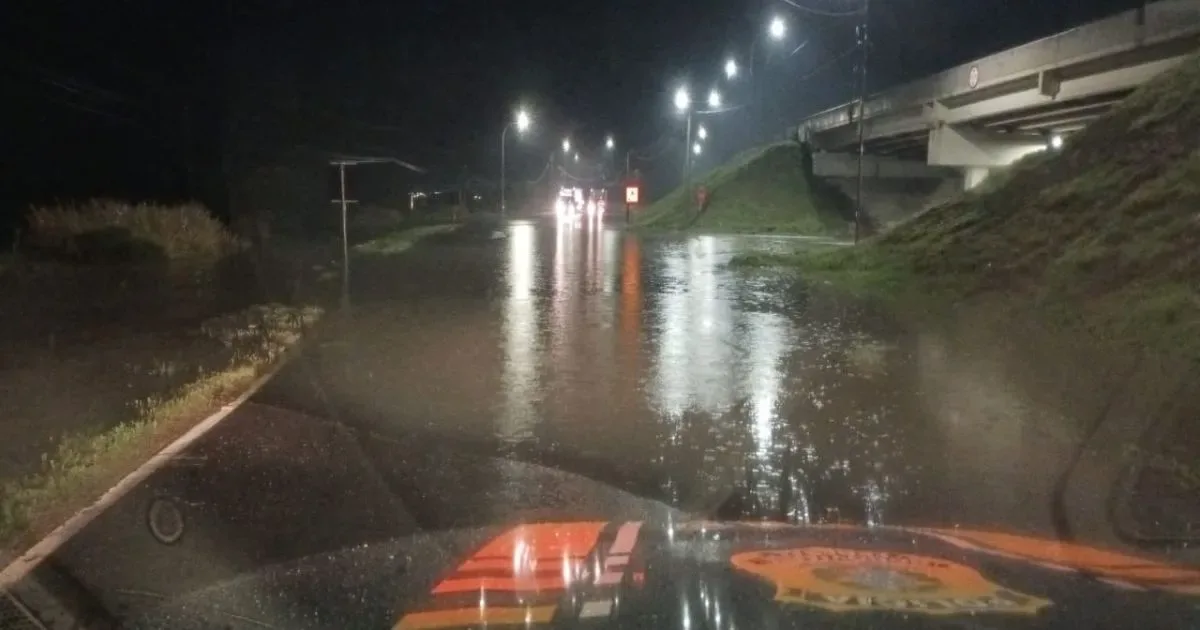 Alagamento bloqueia marginal da BR-101 em Içara, no sentido Sul