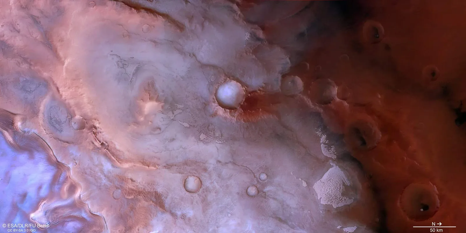 Thyles Rupes revela tons roxos e estruturas de gelo no polo sul de Marte