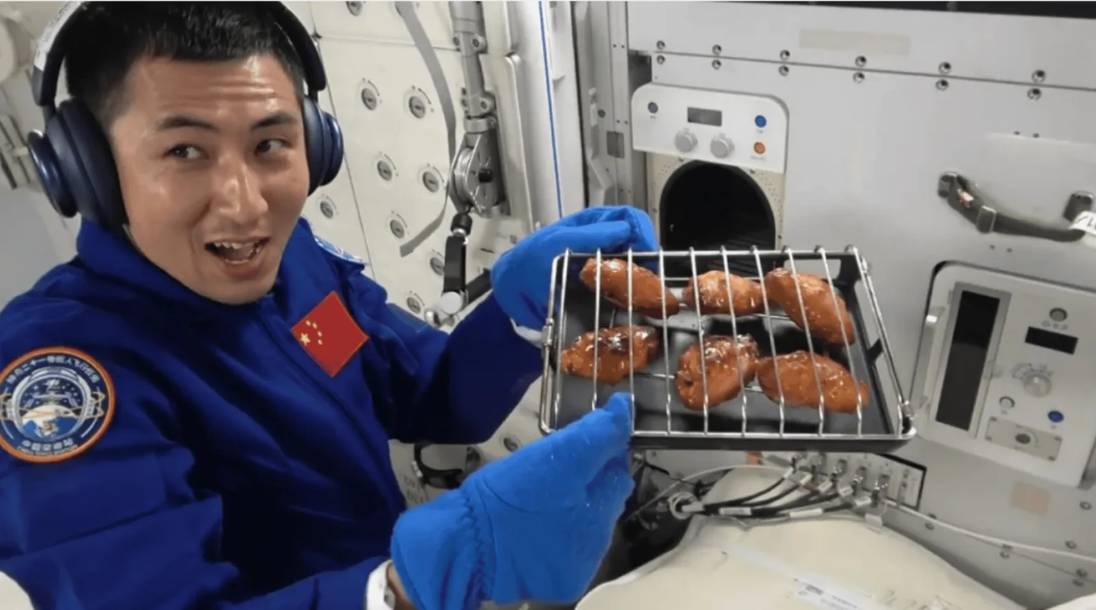 Estação Tiangong recebe air fryer para preparar comida em órbita