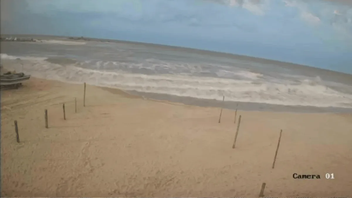 Onda avança sobre praias e comércios no litoral sul de Santa Catarina