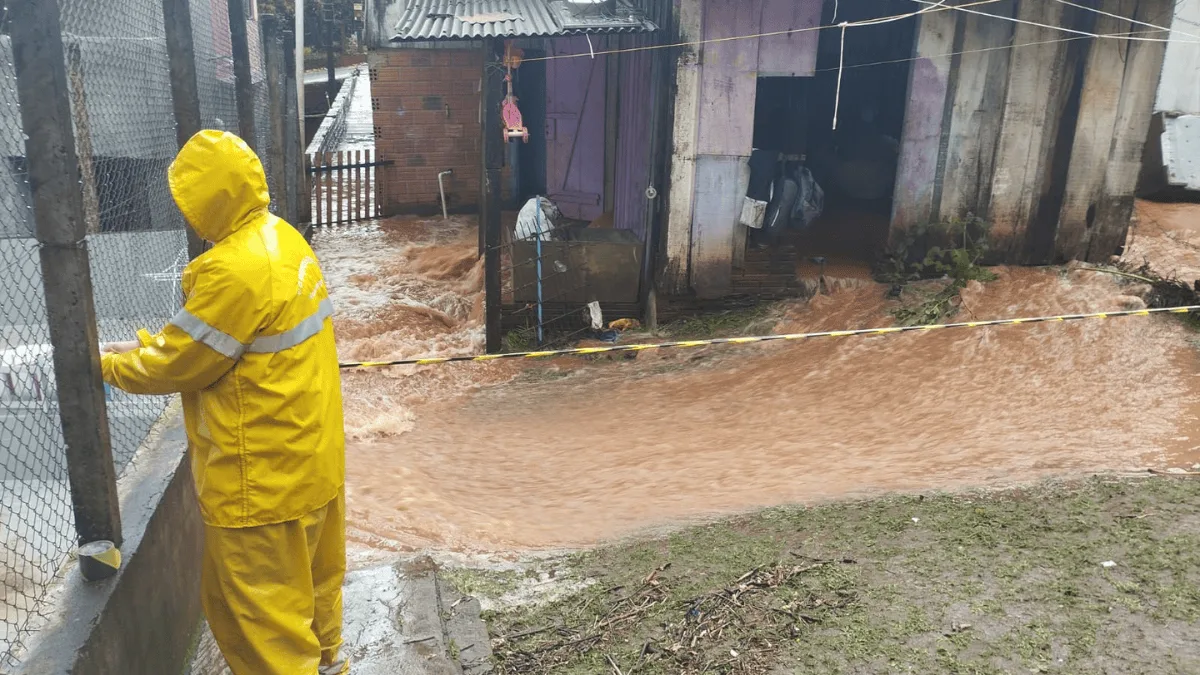Vendaval causa danos em casas e mobiliza bombeiros em Itapiranga
