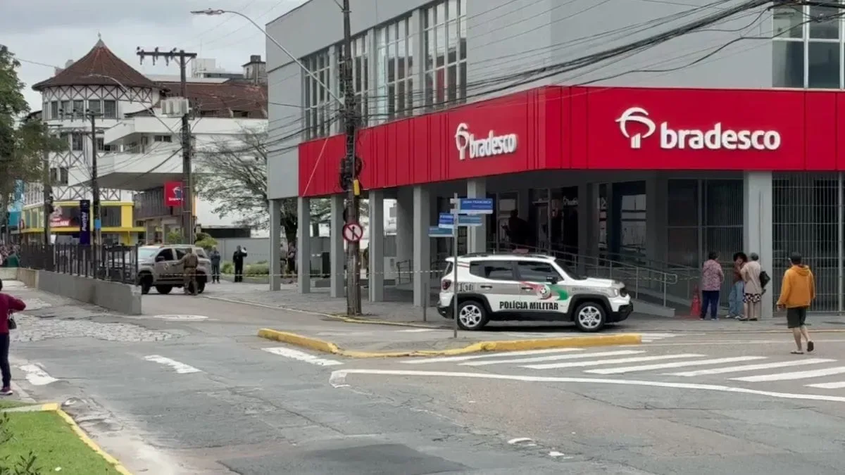 Mala suspeita dentro de banco leva Bope de helicóptero a Joinville