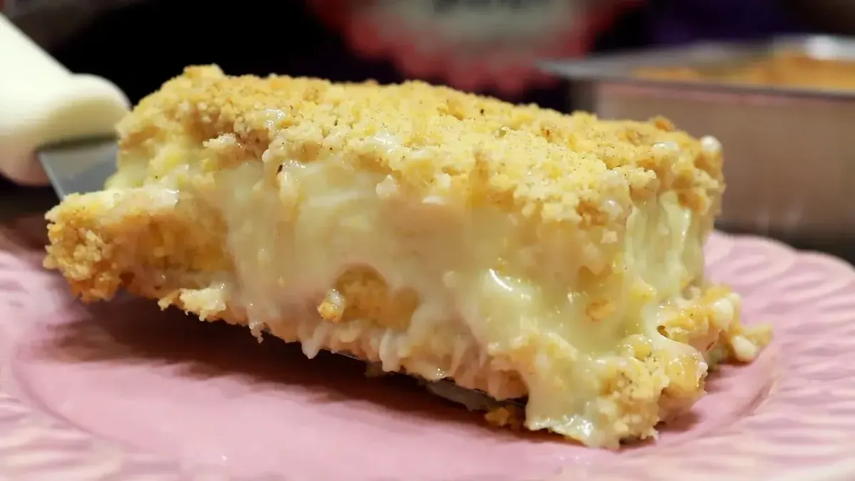 Torta de banana cremosa leva recheio cozido e farofa crocante